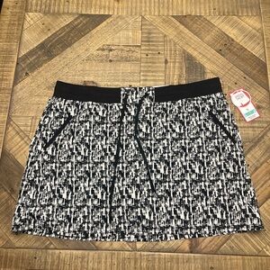 Intro. Monochrome Patterned Skort